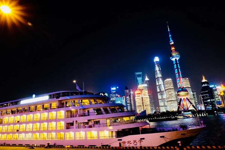 Experience a whole China on a single cruise from Chongqing to Shanghai